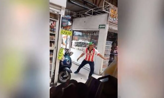 Τι συμβαίνει όταν ένας… αδέσποτος ταύρος εισβάλλει σε υπαίθρια αγορά; Δείτε το βίντεο